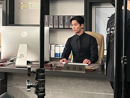 7 Potret Rowoon SF9 di Balik Layar Drama Korea Destined With You