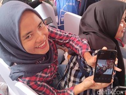 Senangnya Warga Bogor Dapat Bantuan dan Selfie Bareng Jokowi