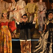 Fashion Update: Sewindu Perayaan Usaha Pelestarian Batik Kudus, Lewat 'Sandyakala Smara' Denny Wirawan Membawa Batik Kudus Pulang