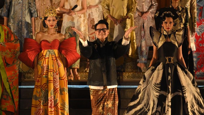 Fashion Update: Sewindu Perayaan Usaha Pelestarian Batik Kudus, Lewat 'Sandyakala Smara' Denny Wirawan Membawa Batik Kudus Pulang