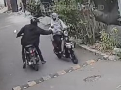 Polisi Selidiki Viral Ibu-ibu Bersepeda Listrik Dijambret di Depok