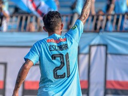 Kena Sikut Pemain Persekat, Striker Persela Silvio Escobar Kolaps di Lapangan