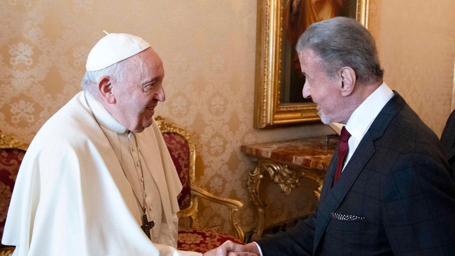 Sylvester Stallone dan Paus Fransiskus VATICAN CITY, VATICAN - SEPTEMBER 08: (EDITOR NOTE: STRICTLY EDITORIAL USE ONLY - NO MERCHANDISING). Pope Francis meets with Sylvester Stallone at the Apostolic Palace on September 08, 2023 in Vatican City, Vatican. (Photo by Vatican Media via Vatican Pool/Getty Images)