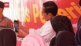 VIDEO: Ratusan Warga Bogor Berebut Sembako dan Selfie Bareng Jokowi