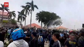VIDEO: Demo Warga Rempang di BP Batam Rusuh, Batu Beterbangan