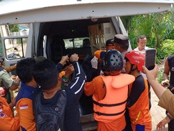 Lansia di Tapsel Tewas Usai Terseret Banjir Bandang