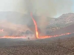 Penampakan Tornado Api di Kebakaran Gunung Bromo