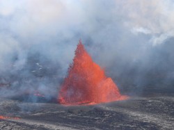 Aksi Ilmuwan Ambil Sampel Lava Gunung Kilauea yang Membara