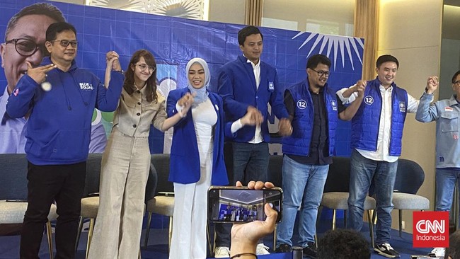 Tsamara Amany mengungkap cerita tiga mantan kader PSI sempat berdiskusi dengan Zulkifli Hasan hingga Erick Thohir sebelum memutuskan masuk PAN.