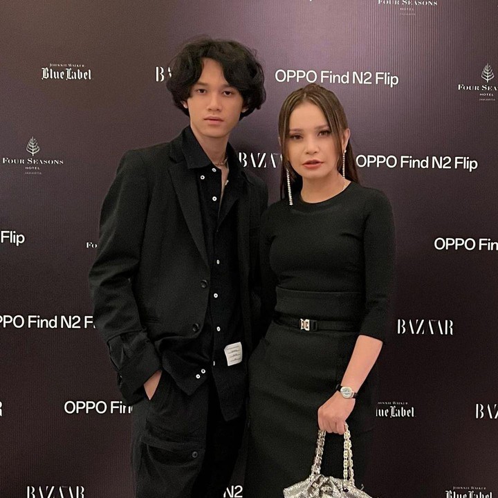 <p>Rizky dan Rossa juga sangat dekat lho. Dalam beberapa kesempatan, Rizky kerap menemani Bundanya itu ke acara publik. Keduanya juga sering menghabiskan <em>quality time</em> liburan bersama. (Foto: Instagram @itsrossa910)</p>