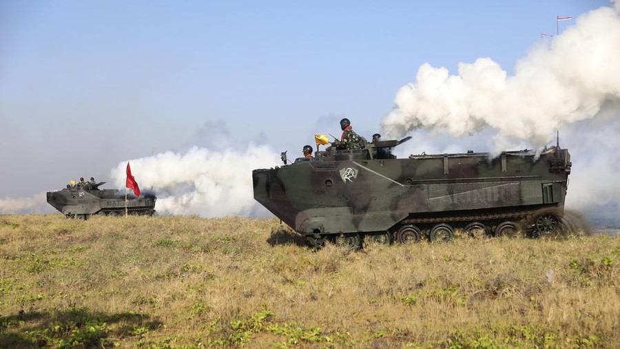 Deretan Alutsista Canggih Dikerahkan dalam Latihan Super Garuda Shield 2023 Indonesian Marines armored vehicles roll on the beach during an amphibious landing operation at the Super Garuda Shield multi-national military exercise in Situbondo, East Java, Indonesia, Sunday, Sept. 10, 2023. Thousands of military personnel from the United States, Indonesia and other allied forces showcased their armor capabilities on Sunday in combat drills on the Indonesian island of Java as China takes more aggressive actions in the region. (AP Photo/Trisnadi)