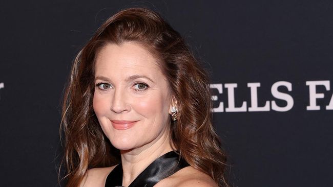 Drew Barrymore dihujat banyak pihak karena mau melanjutkan talk show di tengah mogok kerja aktor dan penulis Hollywood.