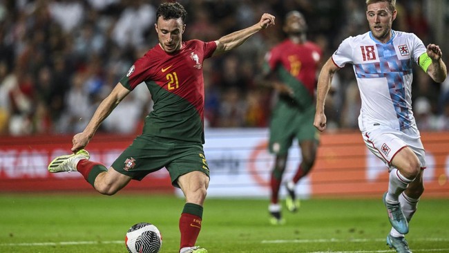 Penyerang Liverpool Diogo Jota meninggal di Spanyol akibat kecelakaan mobil secara tragis pada kamis (3/7). Berikut kronologi Diogo Jota tewas di Spanyol.