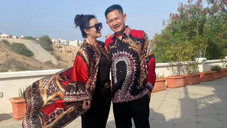 Fitri Carlina dan Hendra Sumendap Fitri Carlina dan Hendra Sumendap