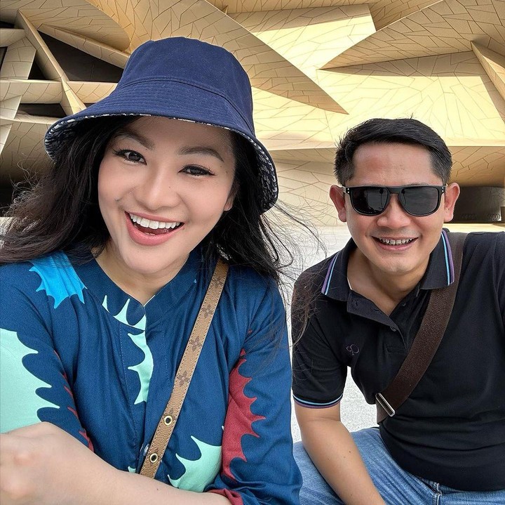 <p>Dalam foto yang dibagikan, Fitri Carlina tampak menampilkan senyum manis ketika melakukan selfie bersama sang suami. (Foto: Instagram @fitricarlina)</p>