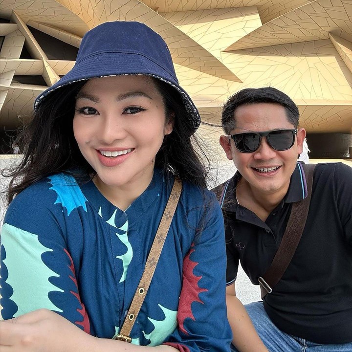 <p>Fitri Carlina dan suaminya membagikan potret ketika mereka sedang berkunjung ke Qatar National Museum di sela-sela waktu luang. "Separuh Jiwa ku Bersatu Kembali," tulis Fitri. (Foto: Instagram @fitricarlina)</p>