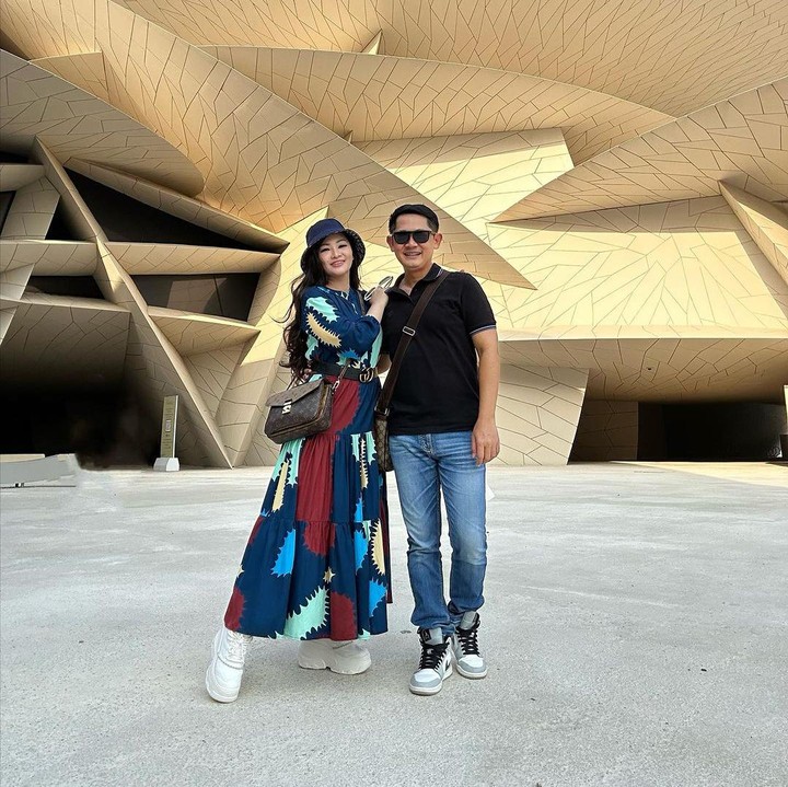 <p>Namun baru-baru ini, keduanya berhasil melepas rindu dengan saling bertemu. Lewat media sosial pribadinya, Fitri membagikan momen ketika ia menghampiri sang suami yang sedang bertugas di Qatar. (Foto: Instagram @fitricarlina)</p>