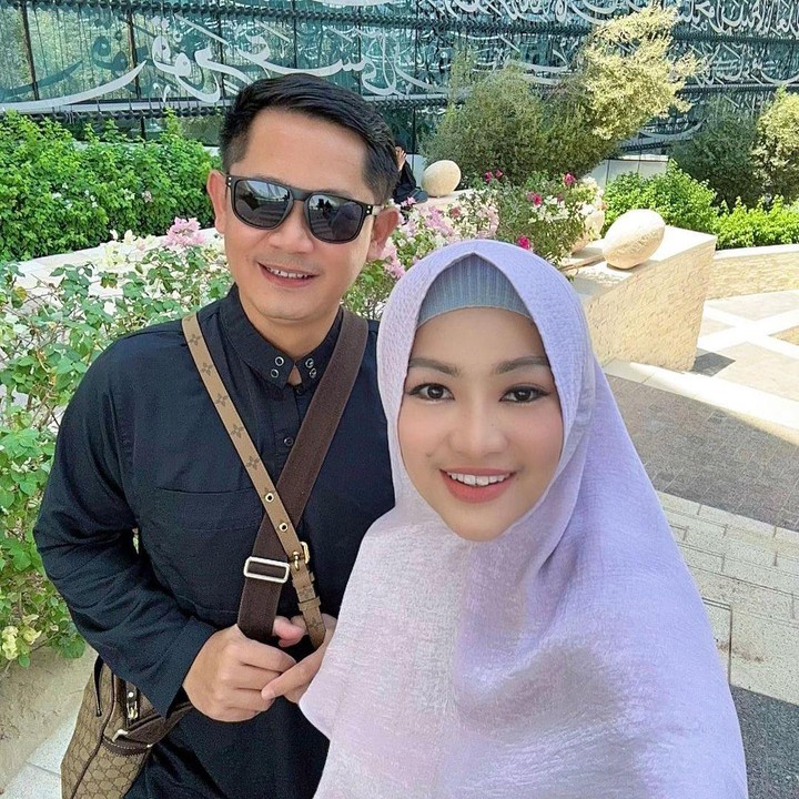 <p>Selain itu, Fitri Carlina juga membagikan momen ketika berkunjung ke Education City Mosque yang berada di Qatar. Fitri terlihat cantik mengenakan kerudung di sebelah sang suami. Melihat pasangan ini bersatu kembali, banyak netizen memberikan komentar mereka. "Til jannah mb yuu panutan ku, lihat mereka bahagia kayak gini terharu," ucap akun @novarohman****. (Foto: Instagram @fitricarlina)</p>