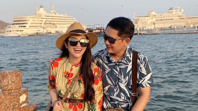 Fitri Carlina dan Hendra Sumendap