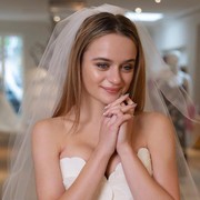 Joey King Anggun Kenakan 4 Wedding Dress Unik Bertabur Bunga, Siapa Desainernya?