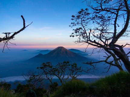 10 Gunung Tertinggi di Indonesia dan Fakta Menarik di Baliknya, Cerita ke Si Kecil Yuk