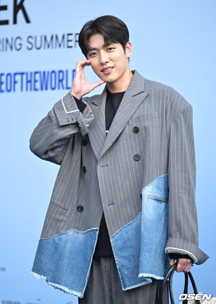 Hadir dengan oversized striped blazer dengan detail denim di bagian bawah, Sungyeol INFINITE juga sukses tampil menawan di acara ini./ Foto: osen.co.kr