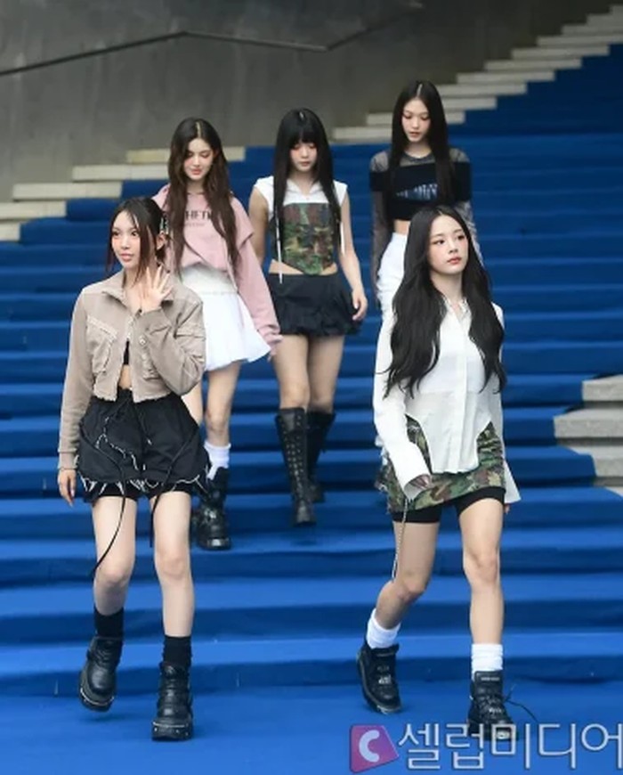 Jadi ikonnya para GenZ, NewJeans secara kompak tampil stylish dengan padu-padan cropeed top, mini skirt, dan combat boots./ Foto: kbizoom.com