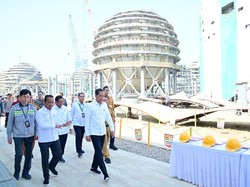 Momen Jokowi Tinjau Pabrik Petrokimia Rp 60 T di Cilegon