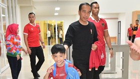 Jokowi Antar Jan Ethes dan La Lembah Manah ke Hotel, Disusul Gibran