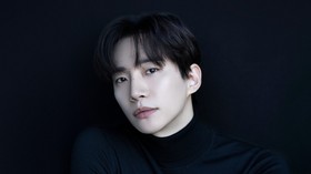Lee Jun-ho Keluar dari JYP Entertainment Usai 17 Tahun