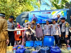 Polisi Sulap Water Canon Jadi Tangki Air untuk Bantu Warga Kekeringan