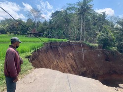Jalan Akses Wisata Tegallalang-Tampaksiring Ambles Sedalam 70 Meter