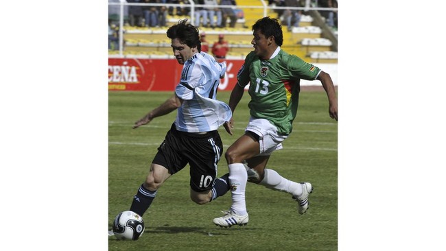 Lionel Messi punya rekor gol yang mentereng dalam duel lawan Bolivia. Namun khusus untuk laga yang dimainkan di Estadio Hernando Siles, Messi selalu tumpul.
