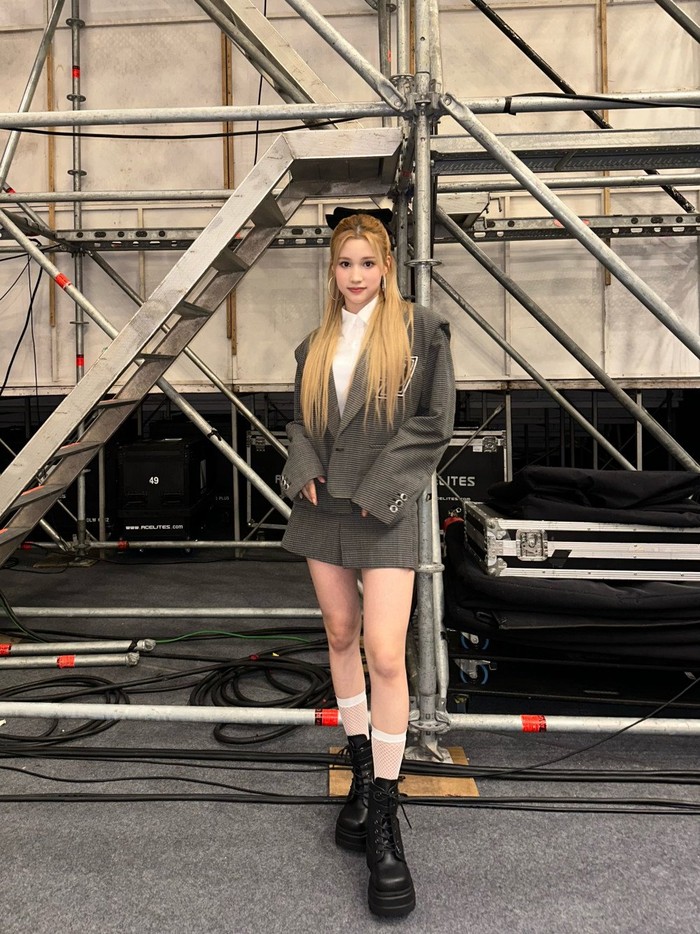 Memakai two piece plaid blazer dan skirt, Bahiyyih Kep1er juga nggak kalah menawan dengan gaya preppy look-nya./ Foto: allkpop.com