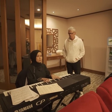 Putri Ariani Bagikan Momen Latihan Nyanyi Bareng David Foster