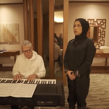 Putri Ariani Jadi Satu-satunya Penyanyi yang Boleh Mainkan Piano David Foster