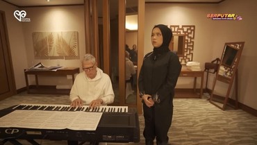 img-title Putri Ariani Jadi Satu-satunya Penyanyi yang Boleh Mainkan Piano David Foster