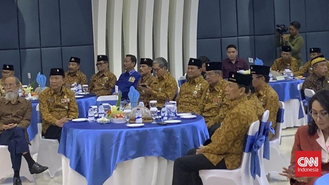 Susilo Bambang Yudhoyono (SBY) duduk bersebelahan dengan Prabowo Subianto di acara HUT PEPABRI.