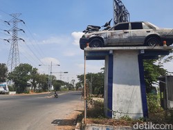 Cerita Ngeri di Balik Monumen Motor-Mobil Ringsek Lingkar Kencing Kudus