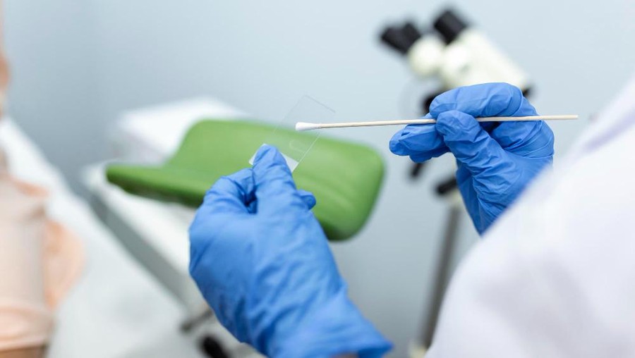 Prosedur pap smear untuk pemeriksaan leher rahim (serviks).