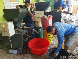 Melihat Pengolahan Sampah Menjadi Briket di Kota Bandung