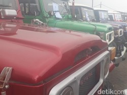 Ratusan Jip Wisata Ngandang Selama Kebakaran Bromo
