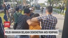 VIDEO: Polisi Amankan Belasan Demonstran Aksi Rempang