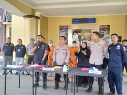 Polisi Tangkap 6 Pencuri Bersenjata Api Gasak 13 Motor di Serang