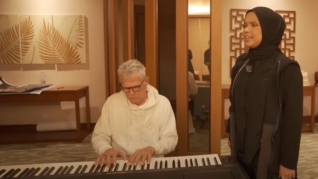 Putri Ariani membeberkan pujian yang diberikan David Foster kepadanya, termasuk permintaan untuk terus menulis lagu setelah Loneliness.