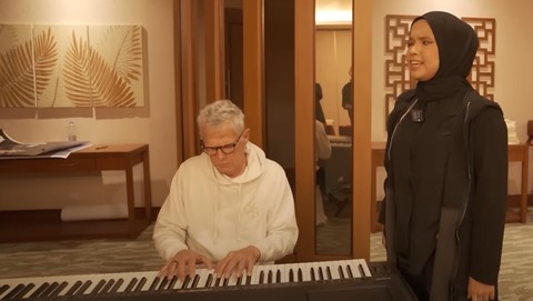 Putri Ariani Cerita Diminta David Foster Terus Tulis Lagu