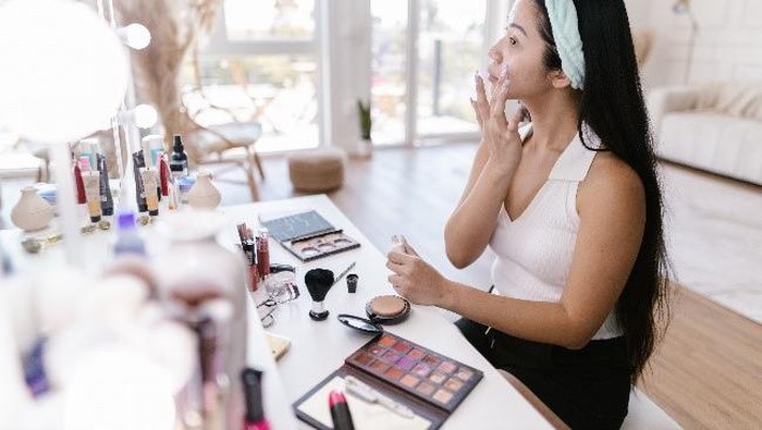 Tampilan Makeup Ringan dan Anti Cakey, Ini 5 Rekomendasi Skin Tint yang Wajib Kamu Coba