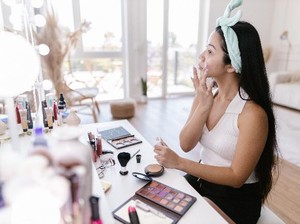 Tampilan Makeup Ringan dan Anti Cakey, Ini 5 Rekomendasi Skin Tint yang Wajib Kamu Coba