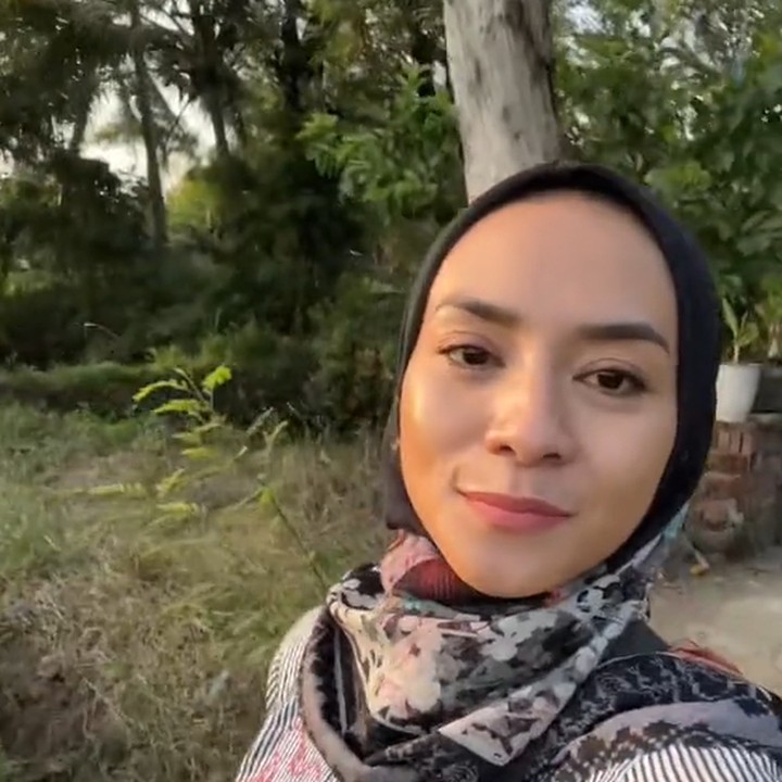 <p>Enno Lerian membuat unggahan video untuk mengajak netizen melihat suasana kota kelahirannya di Pagelaran, Lampung. Ia ingin berbagi cerita tentang masa kecilnya di sana, Bunda. (Foto: TikTok @ennolerian08)</p>