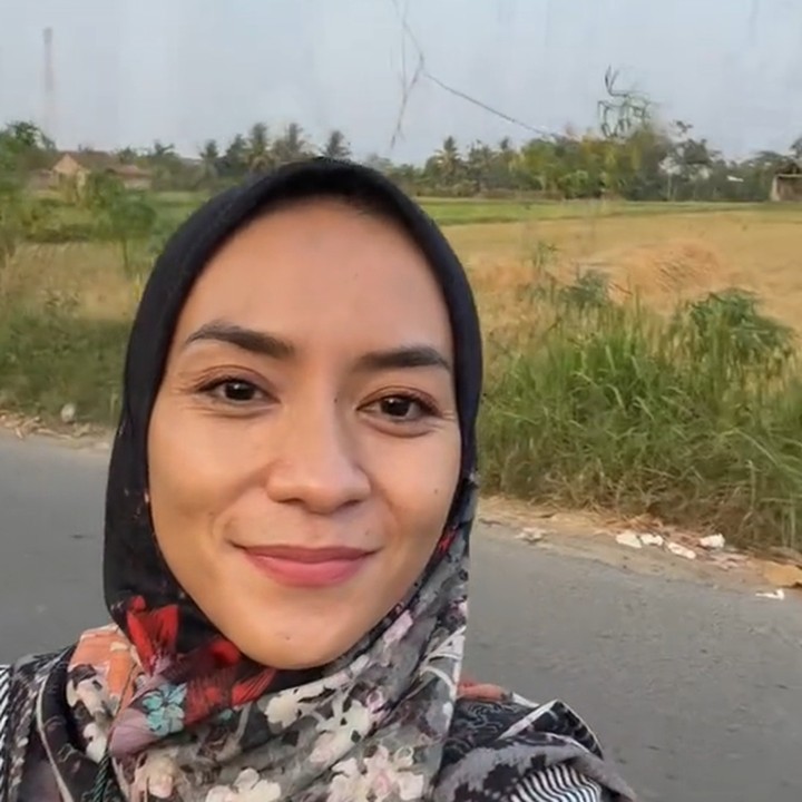 <p>Kemudian, Enno Lerian menunjukkan tempat di mana ia sering menghabiskan masa kecilnya bersama sang Ayah. "Di sini aku lagi cari pohon tempat aku sering manjat. Tuh ada sawah depan rumah. Kalau sawah kering sering nemenin papa main layangan," ujarnya. (Foto: TikTok @ennolerian08)</p>